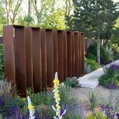 Ogromne ploče s čeličnim ogradama